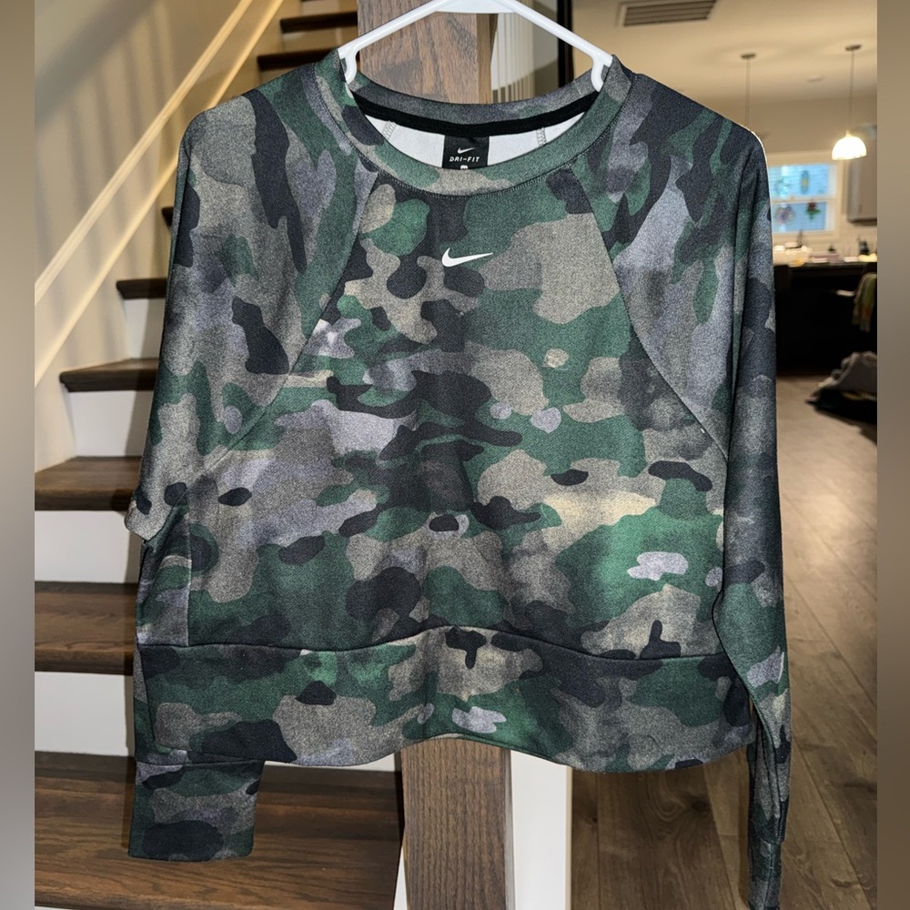 Nike camo cropped dri fit sweatshirt medium